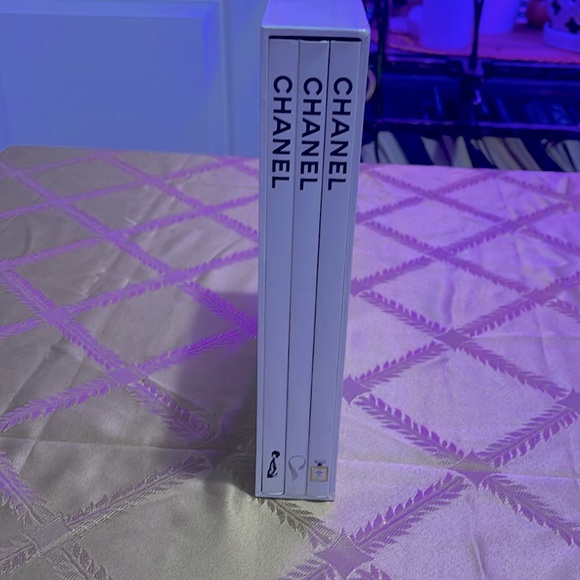 Chanel Coffee Book Table - Home Accessories 🖤 - Picture 10 of 11